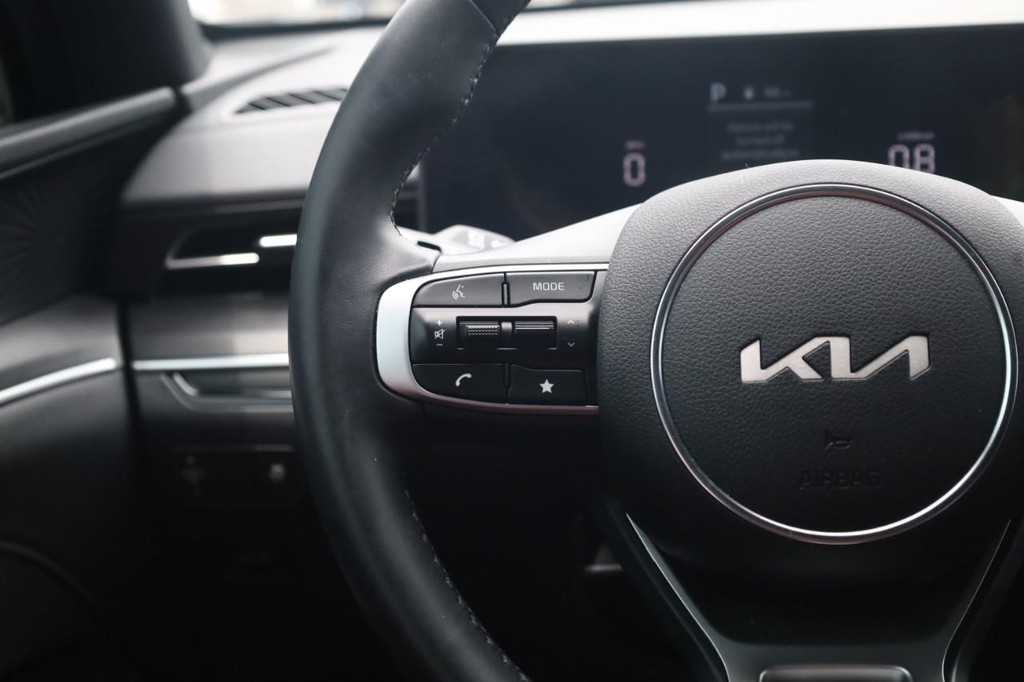 Kia K5 Vehicle Full-screen Gallery Image 9