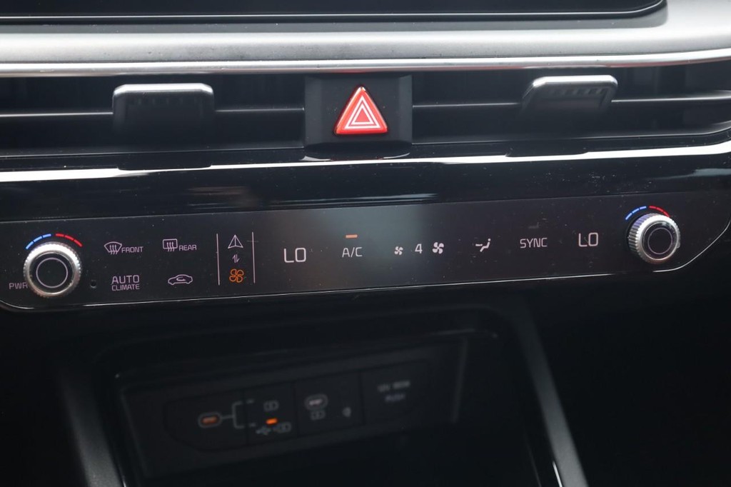 Kia K5 Vehicle Full-screen Gallery Image 15