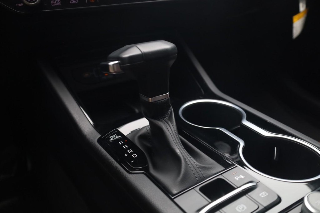 Kia K5 Vehicle Full-screen Gallery Image 18