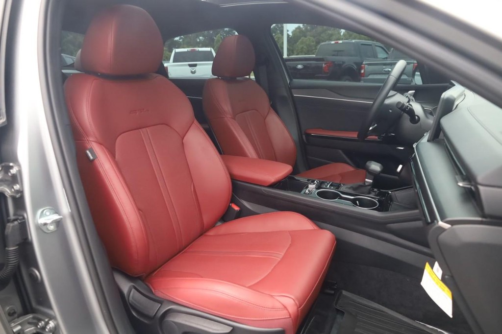 Kia K5 Vehicle Full-screen Gallery Image 20