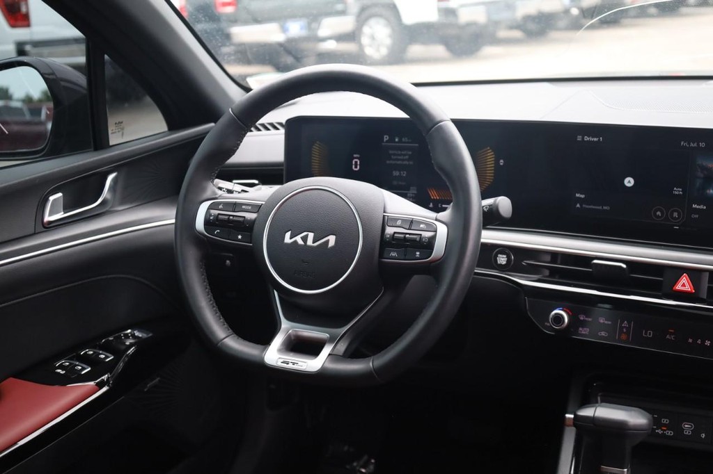 Kia K5 Vehicle Full-screen Gallery Image 23
