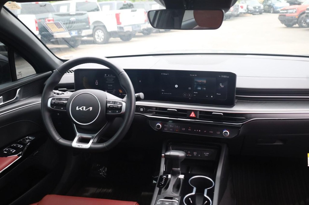 Kia K5 Vehicle Full-screen Gallery Image 24