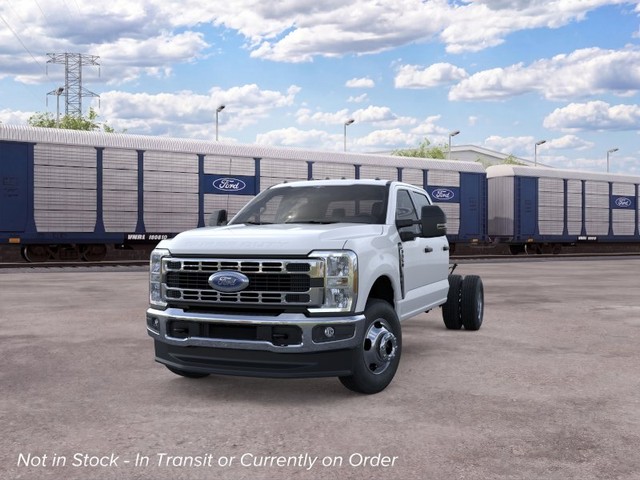 Ford Super Duty F-350 DRW Vehicle Full-screen Gallery Image 2