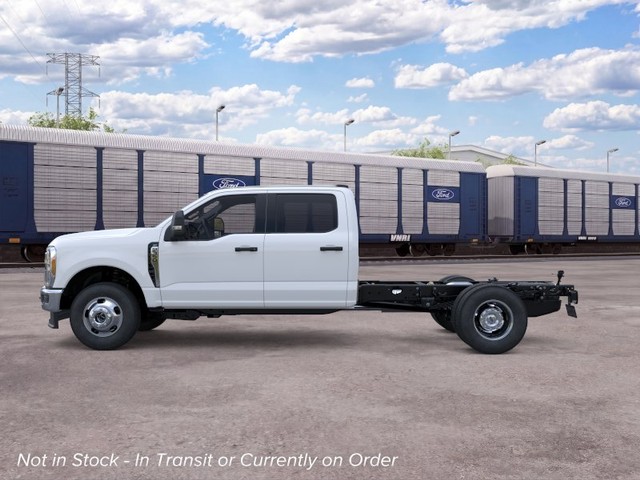 Ford Super Duty F-350 DRW Vehicle Full-screen Gallery Image 3