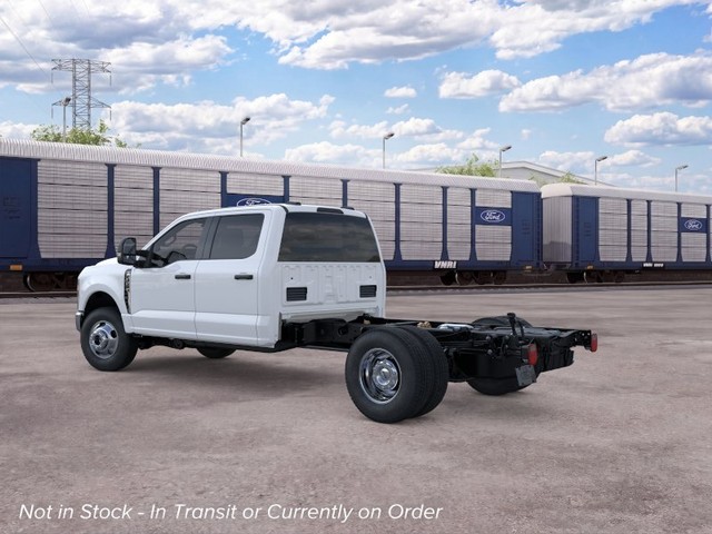 Ford Super Duty F-350 DRW Vehicle Full-screen Gallery Image 4