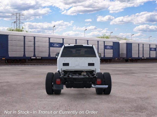 Ford Super Duty F-350 DRW Vehicle Full-screen Gallery Image 5