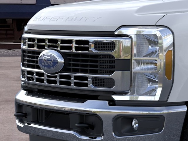 Ford Super Duty F-350 DRW Vehicle Full-screen Gallery Image 17
