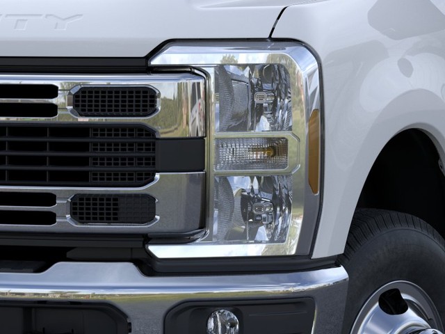 Ford Super Duty F-350 DRW Vehicle Full-screen Gallery Image 18