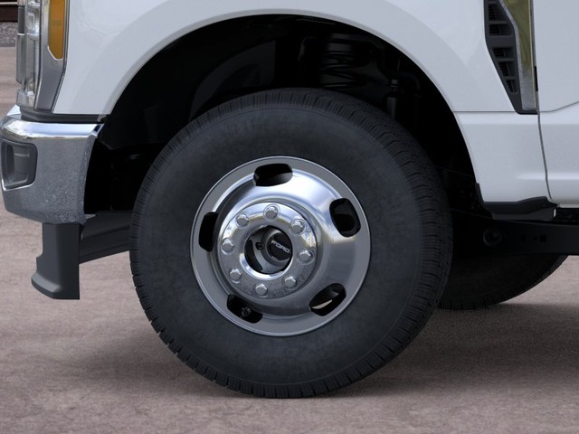Ford Super Duty F-350 DRW Vehicle Full-screen Gallery Image 19