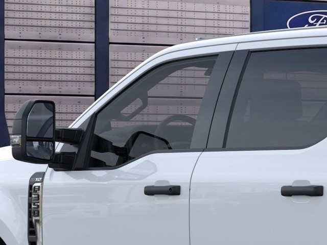 Ford Super Duty F-350 DRW Vehicle Full-screen Gallery Image 20