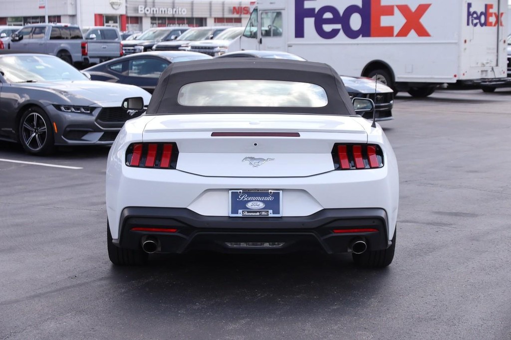Ford Mustang Vehicle Full-screen Gallery Image 6
