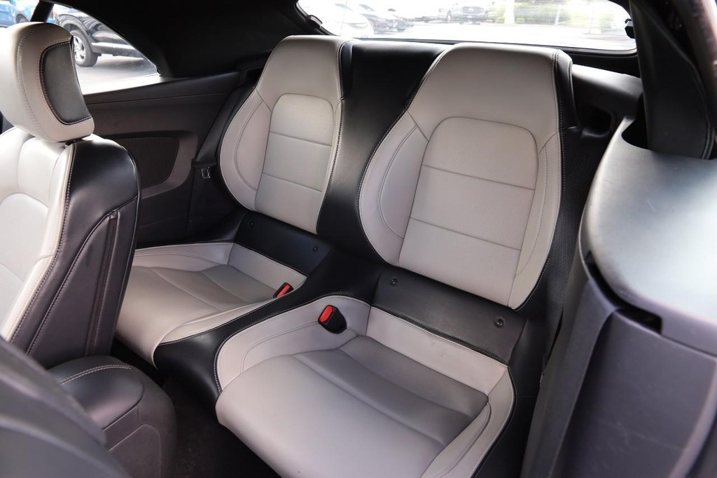 Ford Mustang Vehicle Full-screen Gallery Image 9