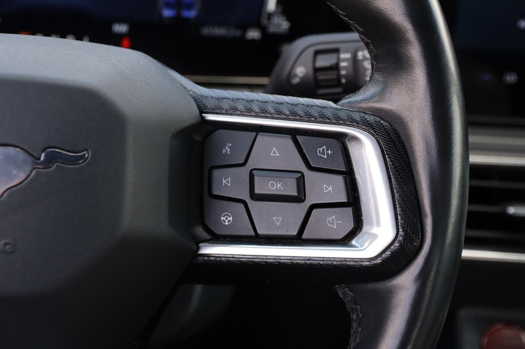 Ford Mustang Vehicle Full-screen Gallery Image 12