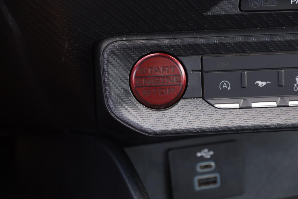 Ford Mustang Vehicle Full-screen Gallery Image 14