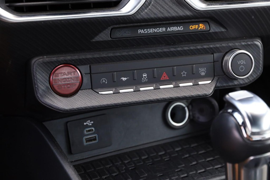 Ford Mustang Vehicle Full-screen Gallery Image 17