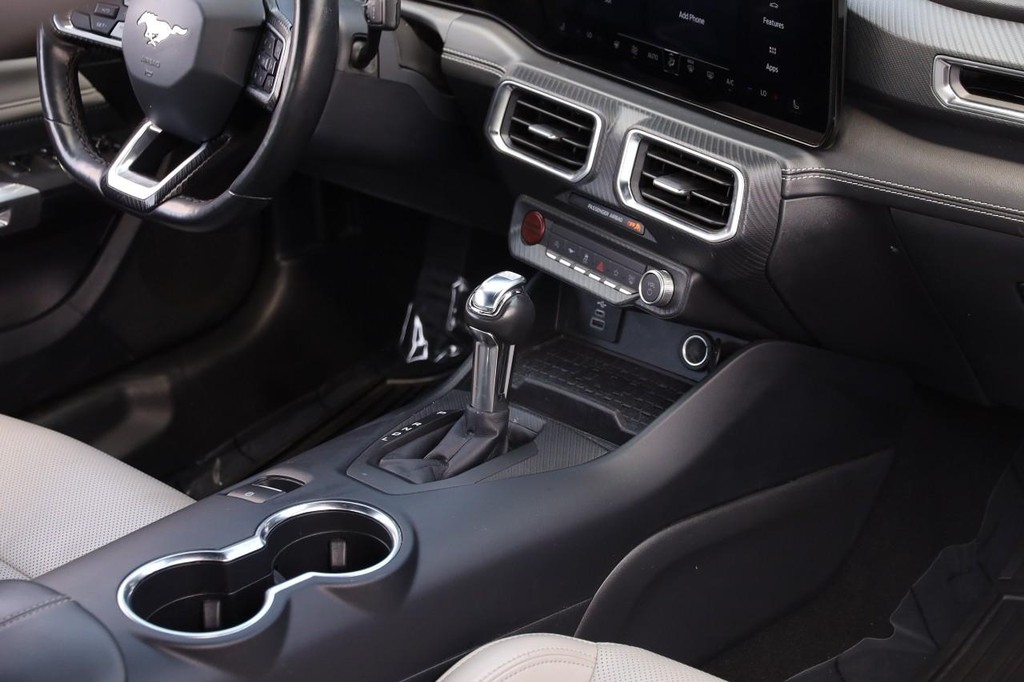 Ford Mustang Vehicle Full-screen Gallery Image 22