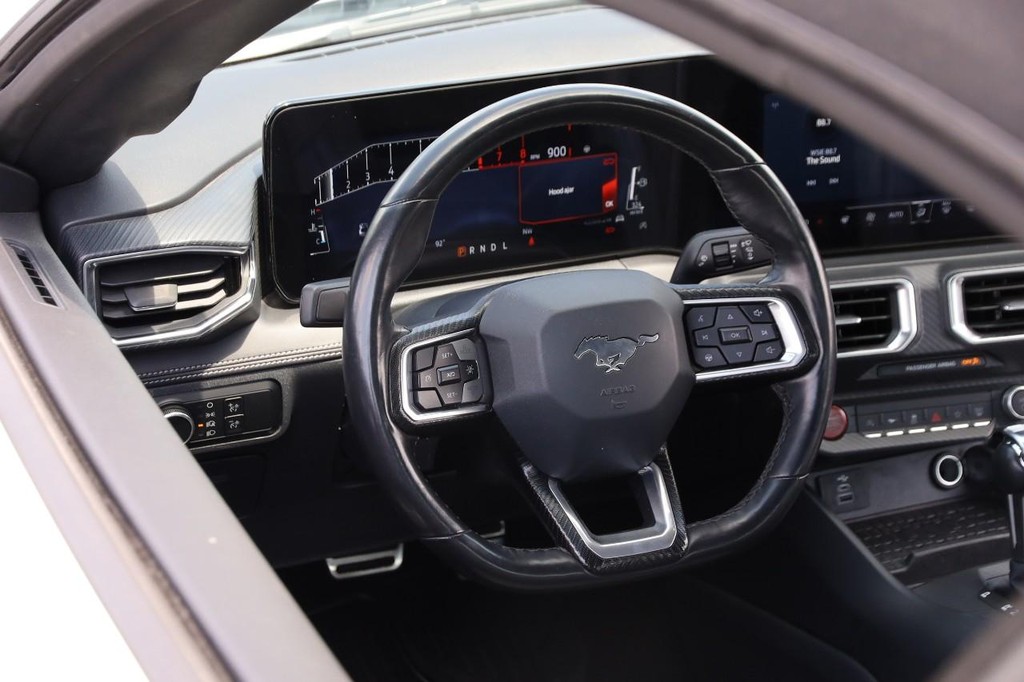 Ford Mustang Vehicle Full-screen Gallery Image 24
