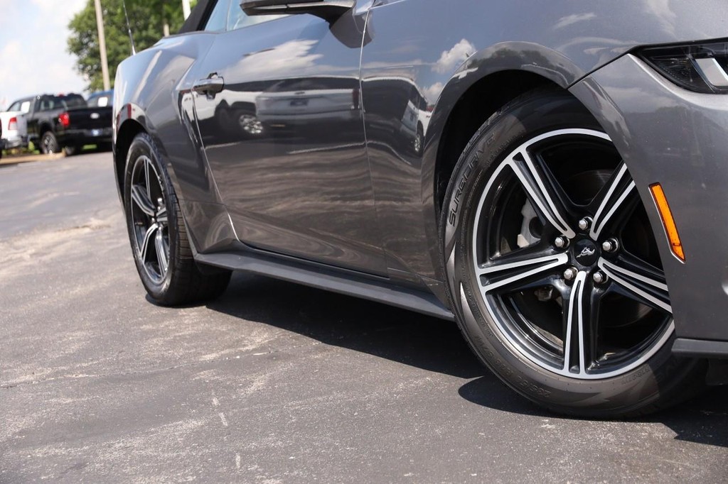 Ford Mustang Vehicle Full-screen Gallery Image 3