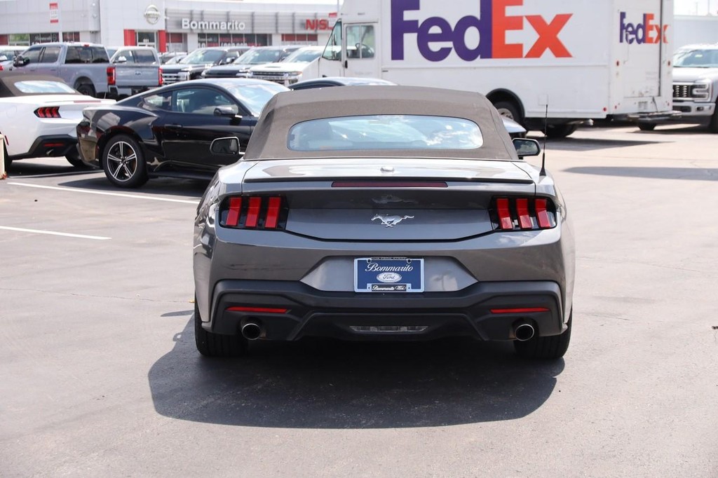 Ford Mustang Vehicle Full-screen Gallery Image 6