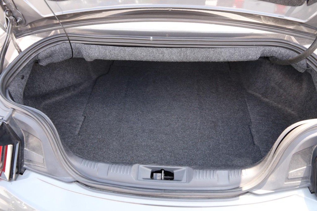 Ford Mustang Vehicle Full-screen Gallery Image 7