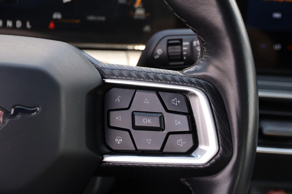 Ford Mustang Vehicle Full-screen Gallery Image 12