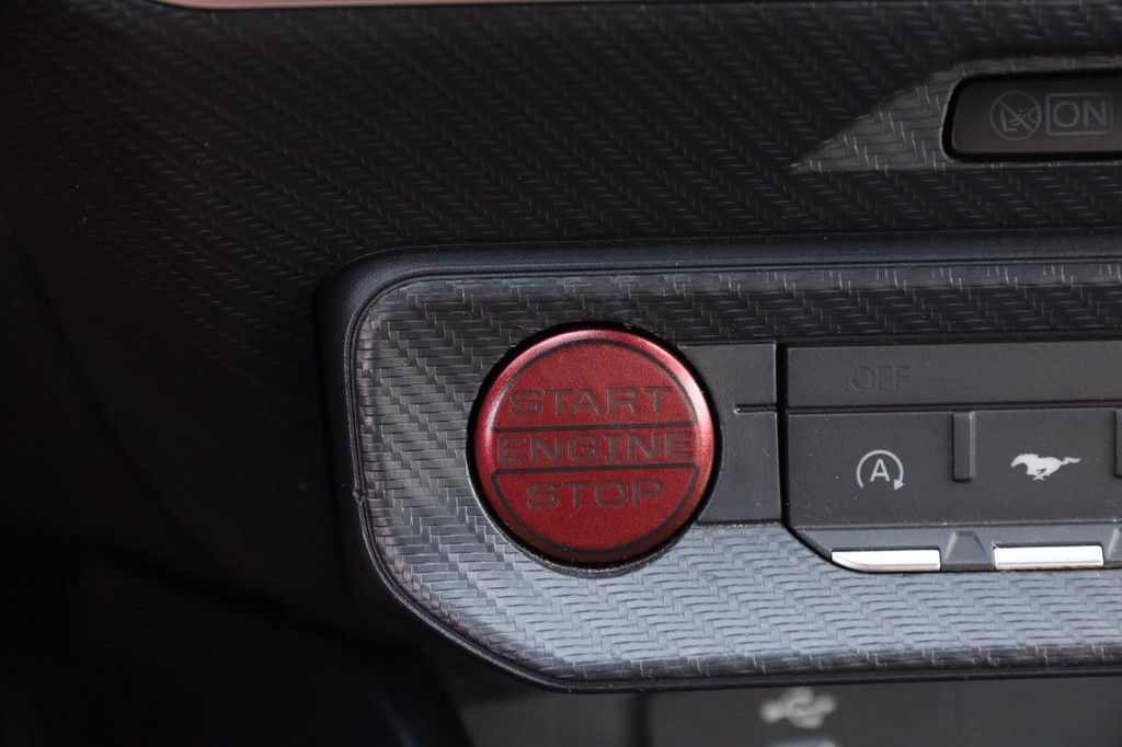 Ford Mustang Vehicle Full-screen Gallery Image 14