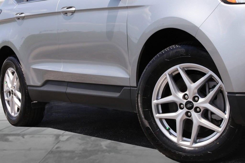 Ford Edge Vehicle Full-screen Gallery Image 3
