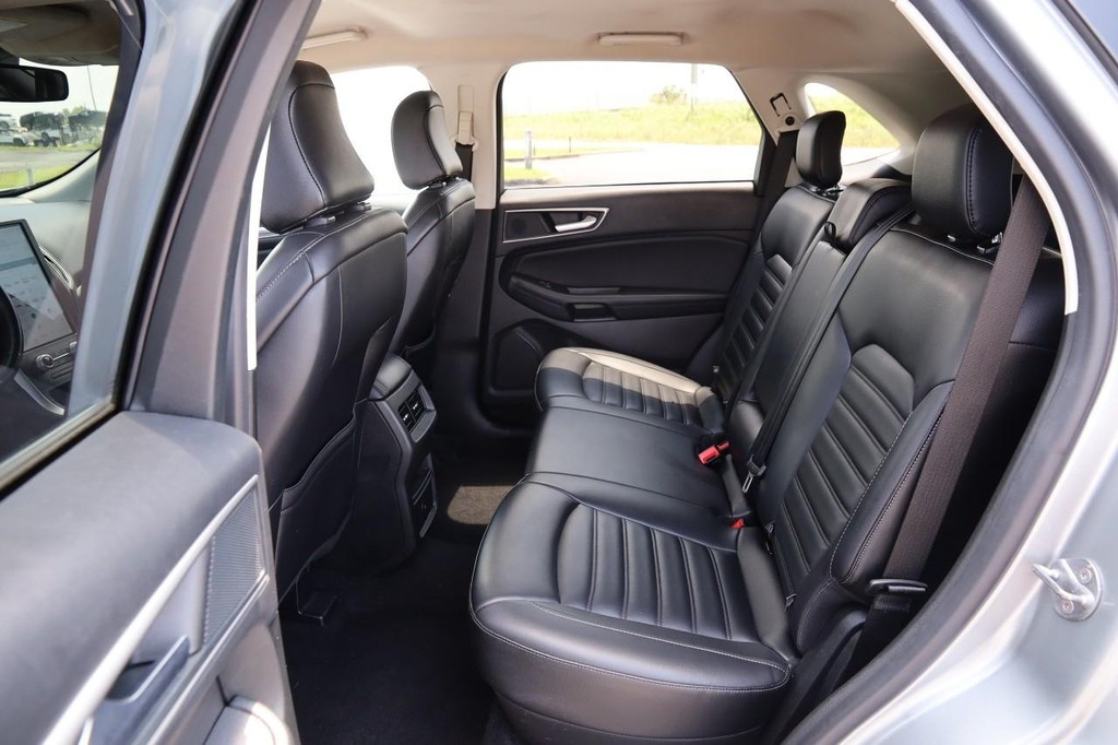 Ford Edge Vehicle Full-screen Gallery Image 9