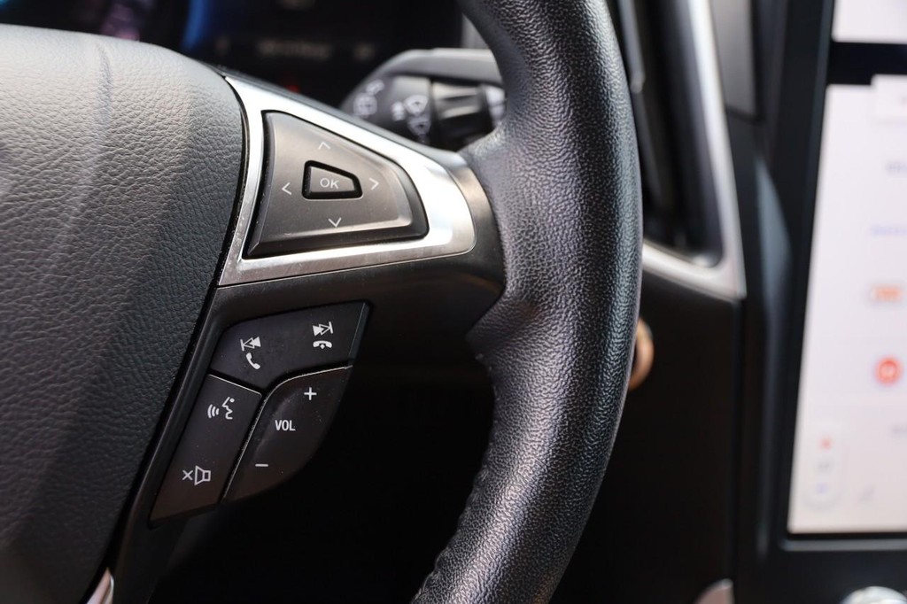 Ford Edge Vehicle Full-screen Gallery Image 12
