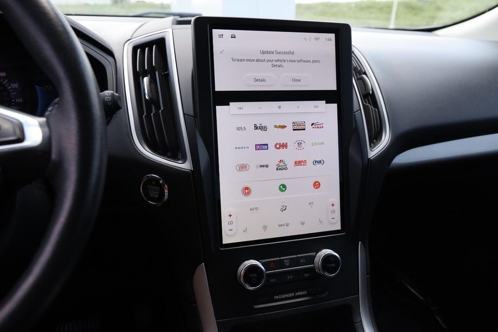 Ford Edge Vehicle Full-screen Gallery Image 15