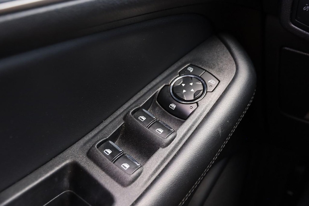Ford Edge Vehicle Full-screen Gallery Image 22