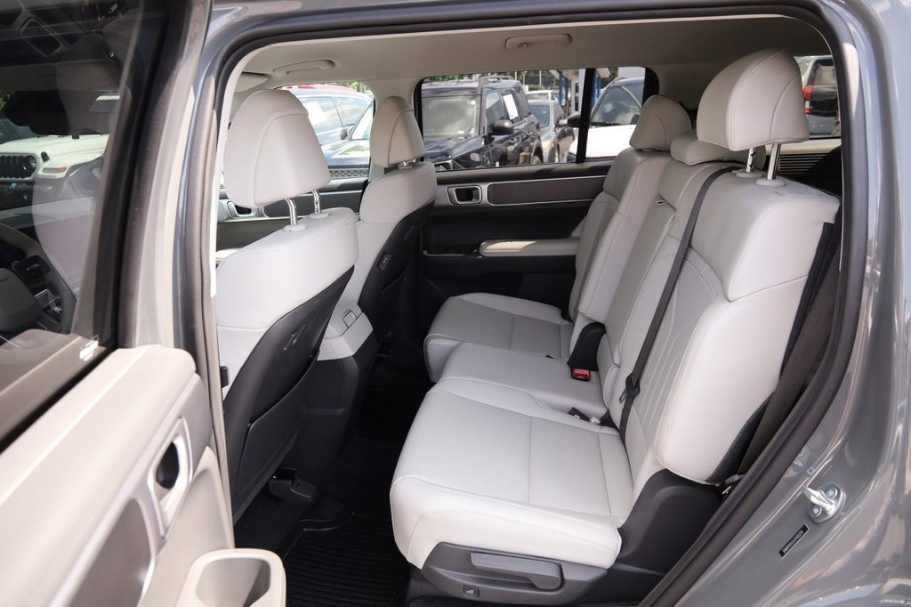 Hyundai Santa Fe Vehicle Image 11