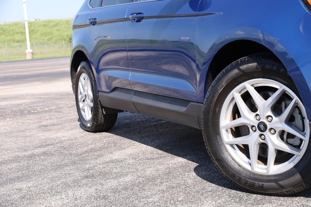 Ford Edge Vehicle Full-screen Gallery Image 3