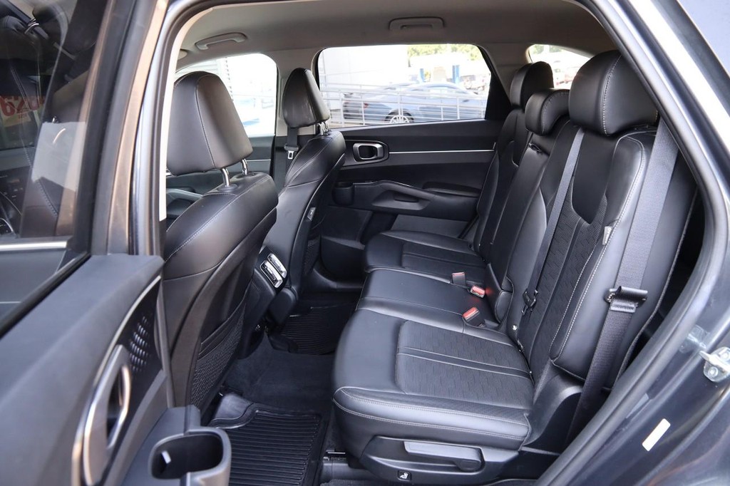 Kia Sorento Vehicle Image 10