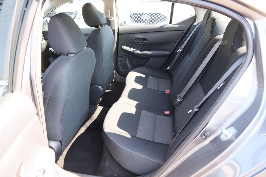 Nissan Sentra Vehicle Image 09