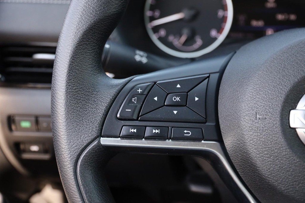 Nissan Sentra Vehicle Image 11
