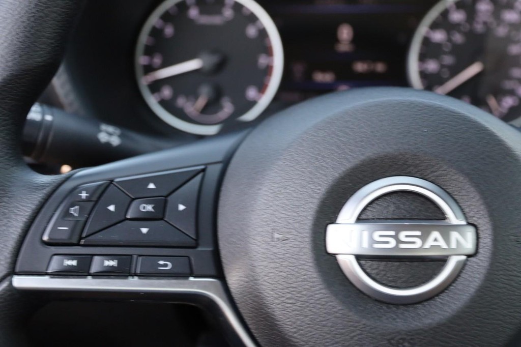 Nissan Sentra Vehicle Image 12