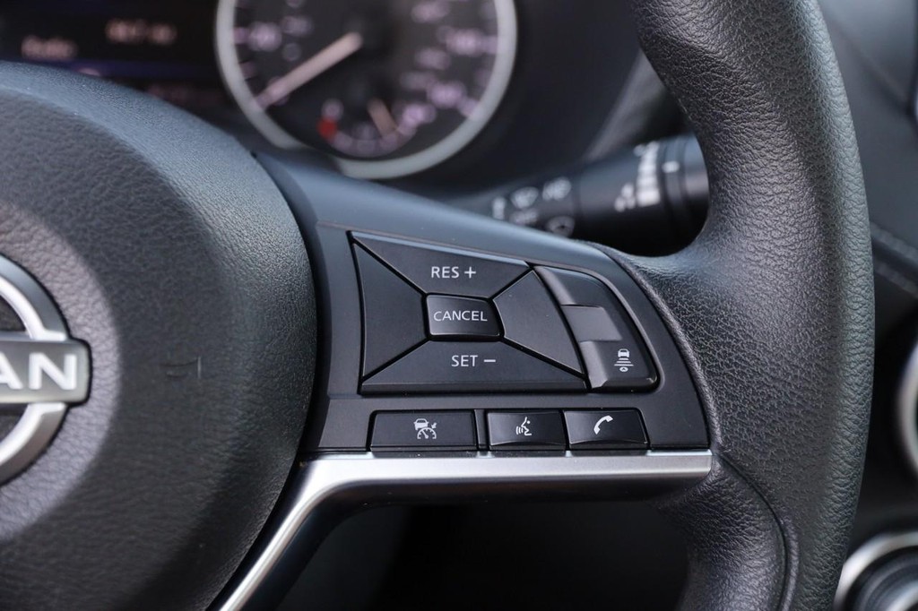 Nissan Sentra Vehicle Image 13