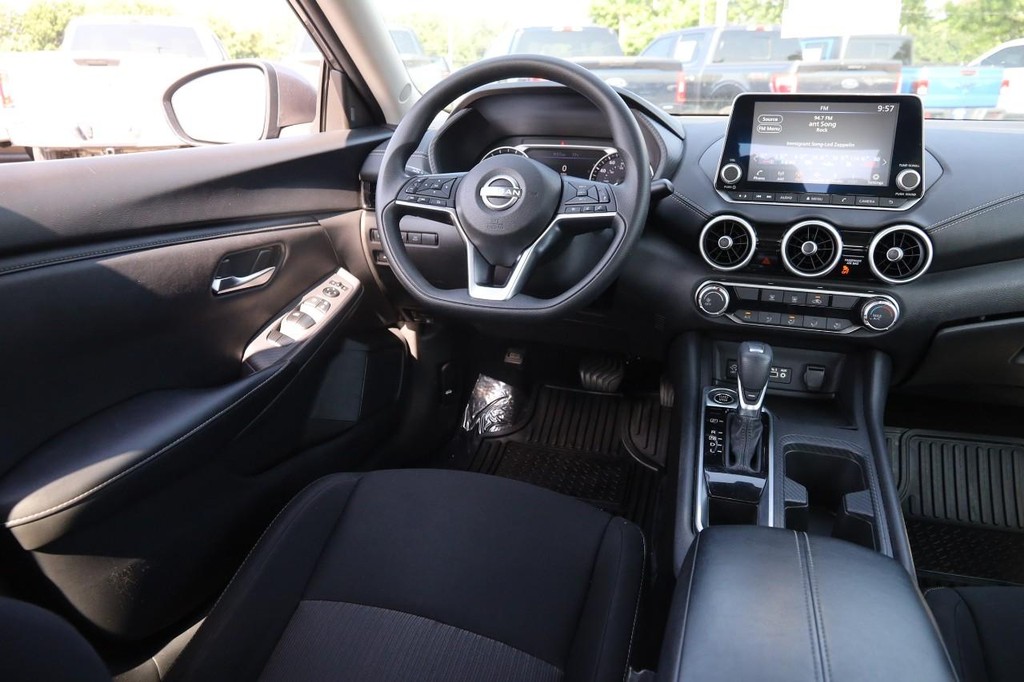 Nissan Sentra Vehicle Image 22