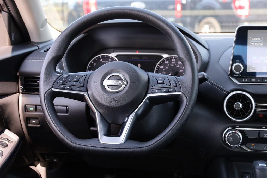 Nissan Sentra Vehicle Image 23