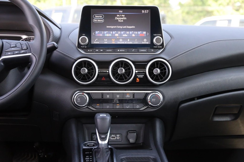 Nissan Sentra Vehicle Image 24