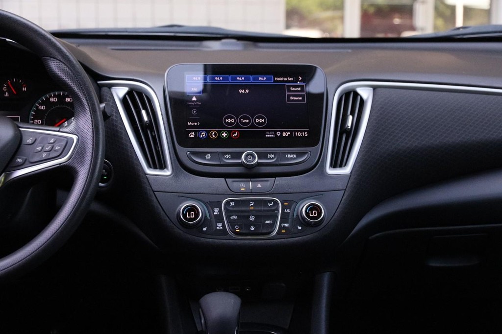 Chevrolet Malibu Vehicle Image 24