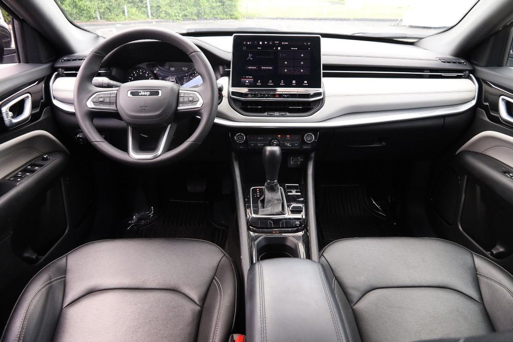Jeep Compass Vehicle Image 21