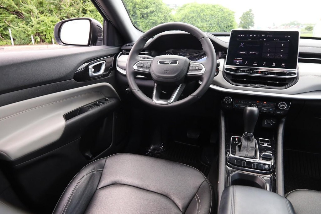 Jeep Compass Vehicle Image 22