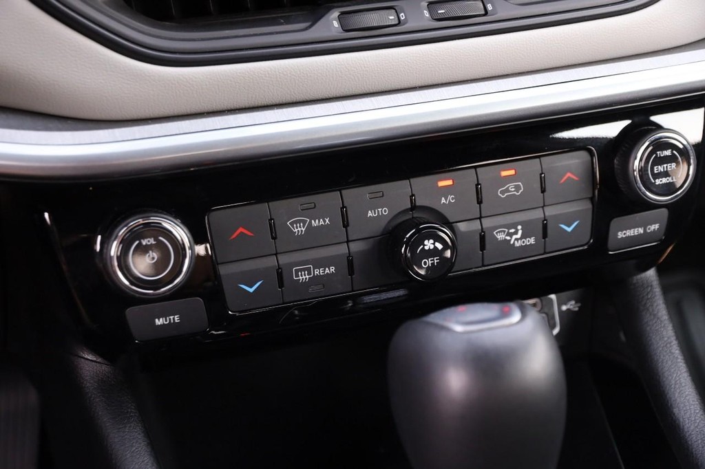Jeep Compass Vehicle Image 16