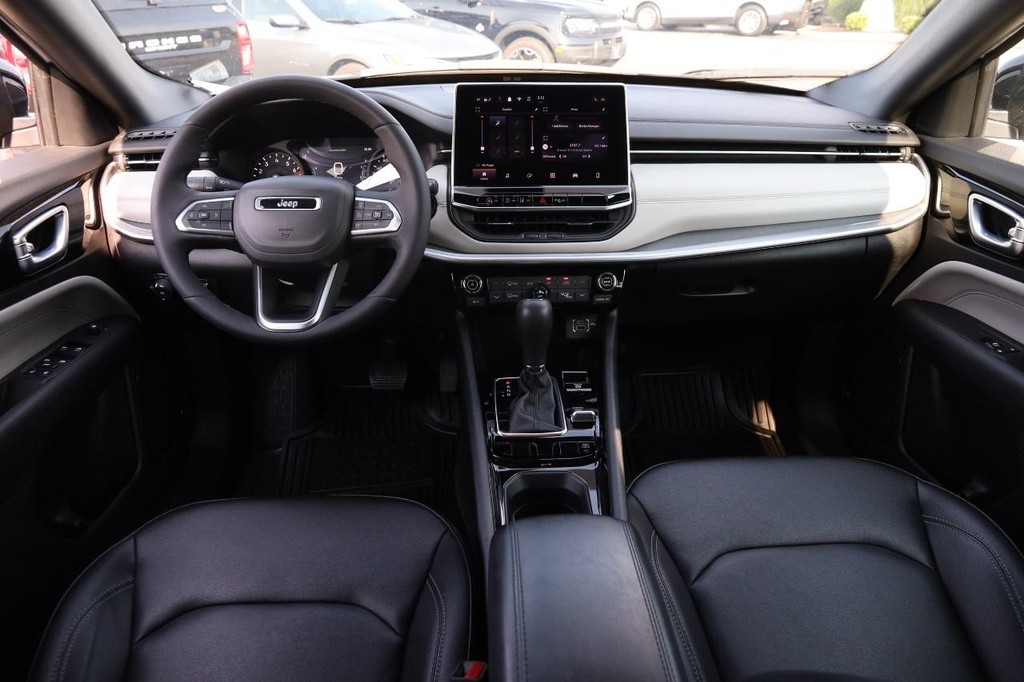 Jeep Compass Vehicle Image 20