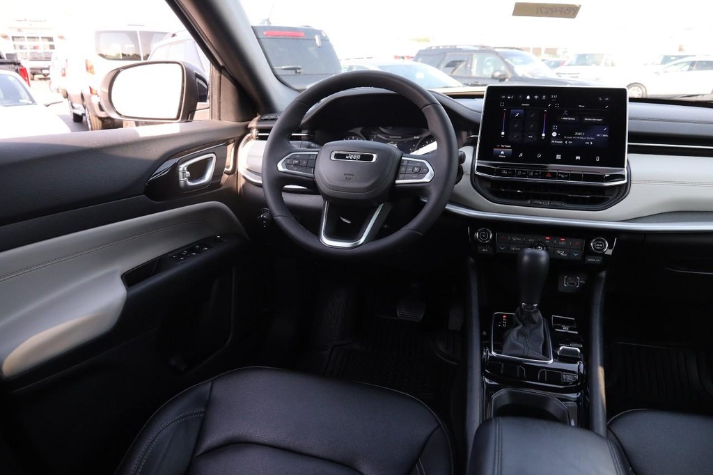 Jeep Compass Vehicle Image 21