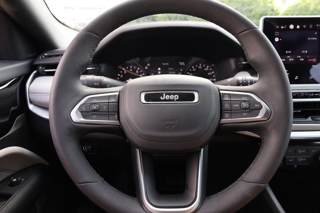 Jeep Compass Vehicle Image 10