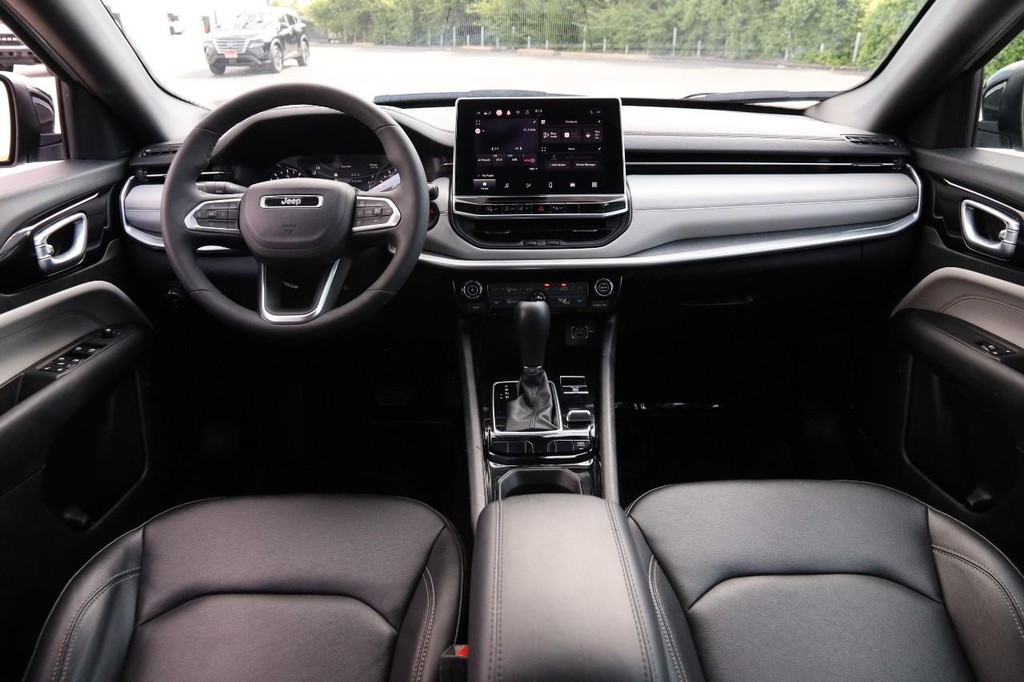 Jeep Compass Vehicle Image 21