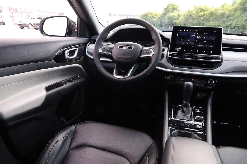 Jeep Compass Vehicle Image 22